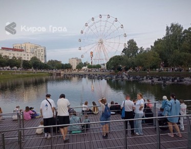 Сотни кировчан собираются по вечерам, чтобы посмотреть на испытания нового фонтана