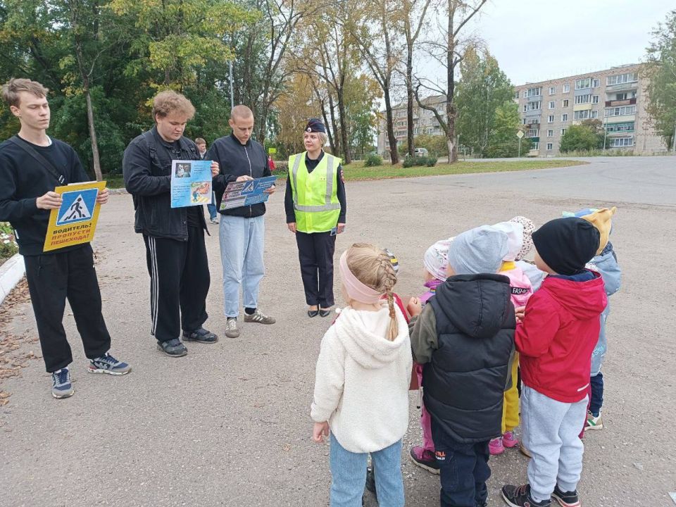 Мини-курсы юного пешехода. Сотрудники Госавтоинспекции г. Котельнича совместно с волонтерами организовали для самых маленьких участников дорожного движения пешеходную экскурсию по изучению пешеходных переходов