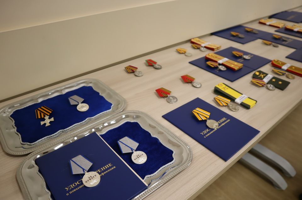 Минобороны России: Участникам СВО, проходящим реабилитацию в Военно-медицинской академии имени С.М.Кирова, вручили награды и дипломы о переподготовке