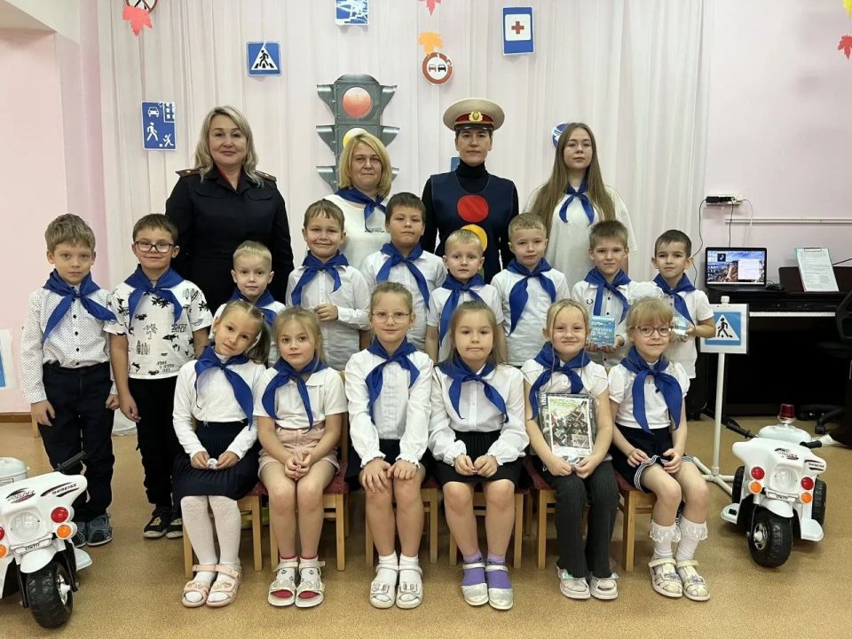 Сотрудники Госавтоинспекции города Кирова провели торжественное посвящение воспитанников детского сада № 124 в отряд юных помощников инспекторов движения