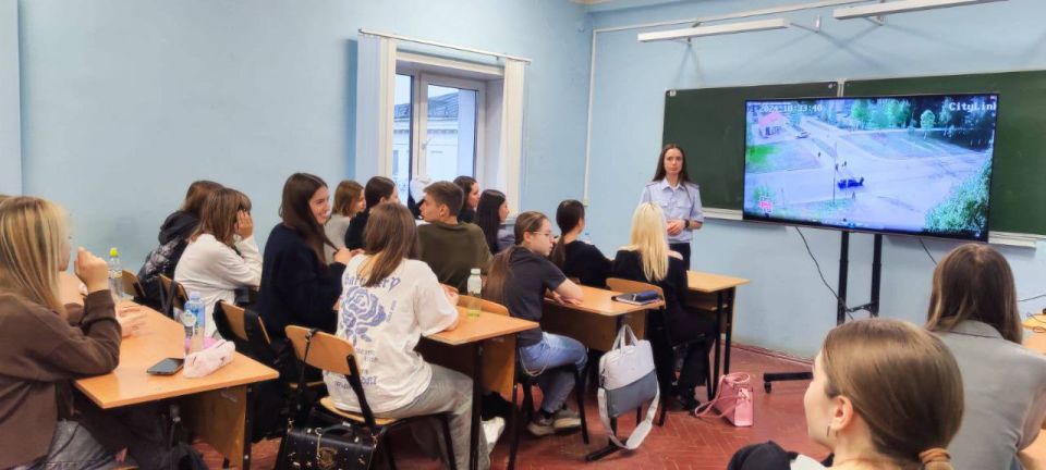 Сотрудники Госавтоинспекции города Кирова провели беседу по ПДД со студентами