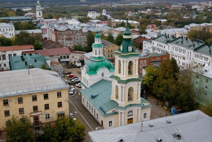 Без пыли и мусора: как за час снять старые обои со стены