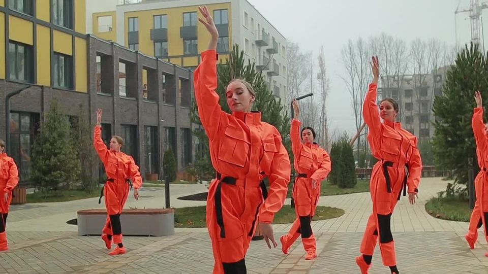 ЭКСКЛЮЗИВНО для подписчиков Вятки: в Кирове балет Таранды станцевал прямо на улице в строительных костюмах!