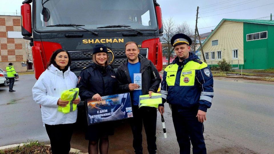 Кировских водителей поздравили с днем автомобилиста