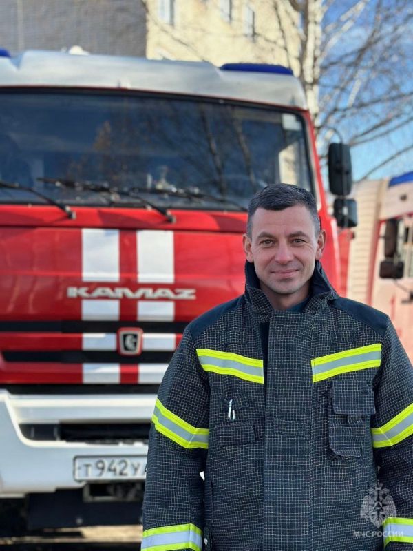 С праздником, коллеги!. Старший инструктор-водитель 1-й пожарно-спасательной части города Кирова Михаил Ершов поздравляет всех автомобилистов с профессиональным праздником! Крепче держитесь за баранку жизни