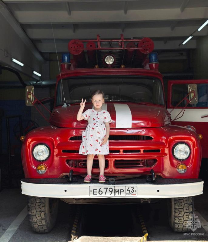 C Днём автомобилиста!. В Главном управлении МЧС России по Кировской области и его территориальных подразделениях служит более 600 водителей и других работников автомобильного хозяйства, а автопарк насчитывает свыше 500...