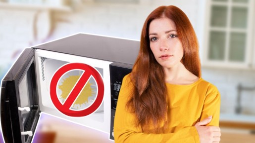 Хозяйки давно не мучаются с мытьем: с этой хитростью жир исчезнет из микроволновки за три минуты