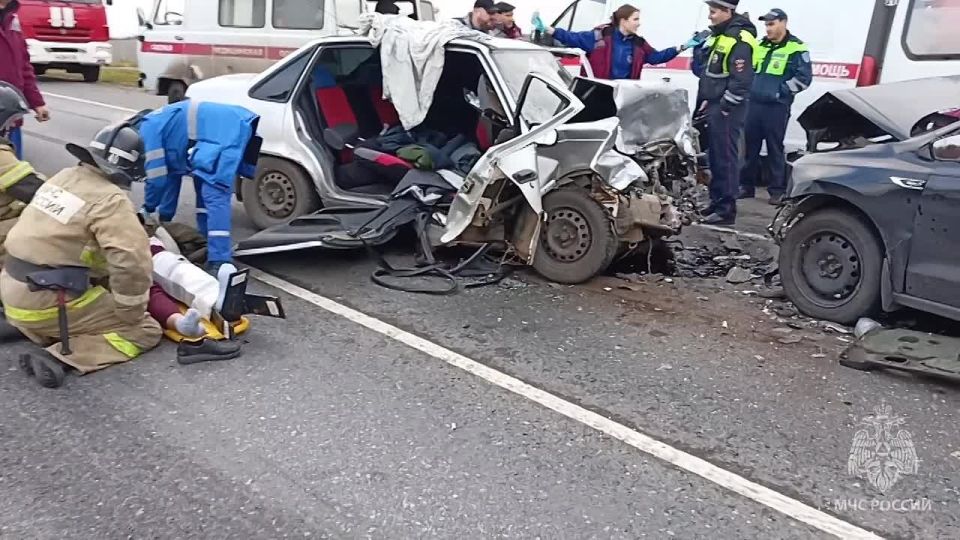 Сотрудники МЧС России оказали помощь участникам серьзного ДТП