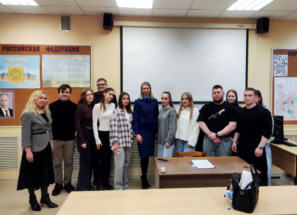 #профессияПрокурор. На днях в рамках взаимодействия состоялась встреча начальника отдела по надзору за исполнением законов о несовершеннолетних прокуратуры Кировской области Анастасии Зоновой и студентов Волго-Вятского...