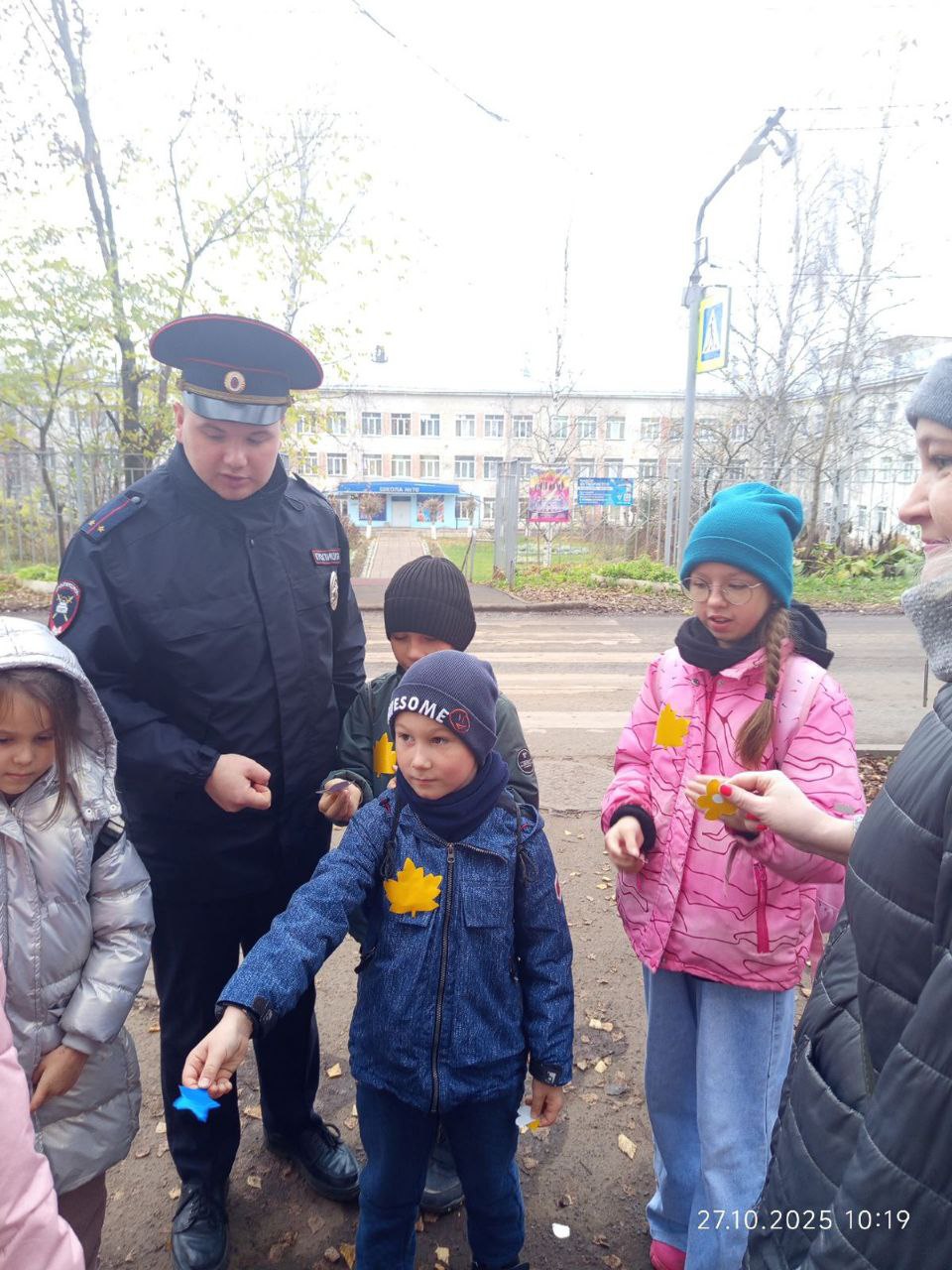 Двойной урок безопасности: Юные инспекторы изготовили и раздали световозвращатели пешеходам Двойной урок безопасности: Юные инспекторы изготовили и раздали световозвращатели пешеходам