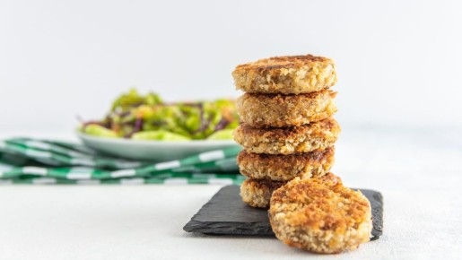 Котлеты без мяса с необычной подливой: яйцам и шпротам нашлось нестандартное применение