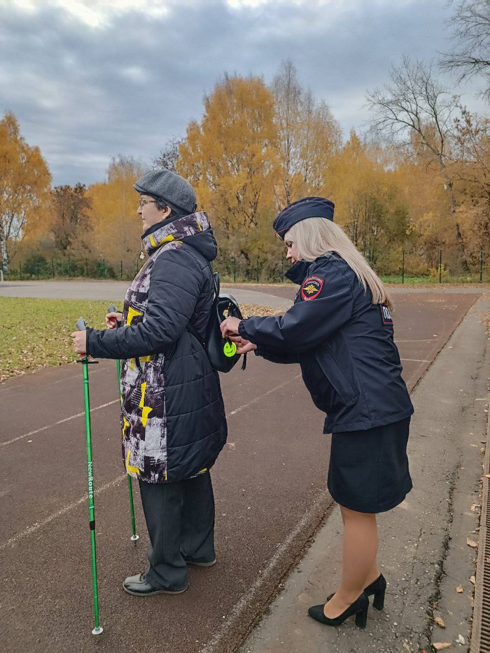 Кировские автоинспекторы оснастили одежду любителей скандинавской ходьбы яркими аксессуарами Кировские автоинспекторы оснастили одежду любителей скандинавской ходьбы яркими аксессуарами