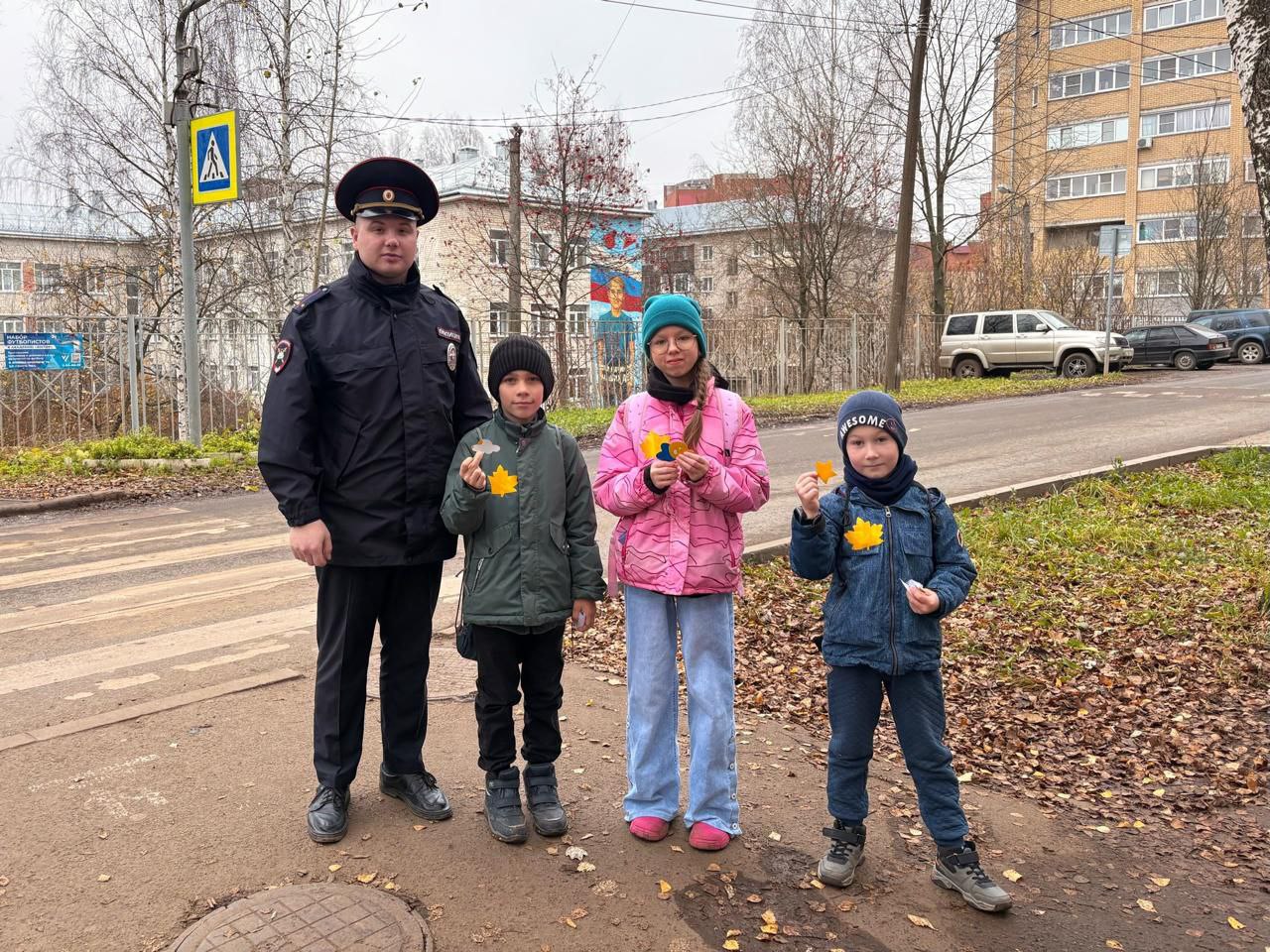 Двойной урок безопасности: Юные инспекторы изготовили и раздали световозвращатели пешеходам Двойной урок безопасности: Юные инспекторы изготовили и раздали световозвращатели пешеходам