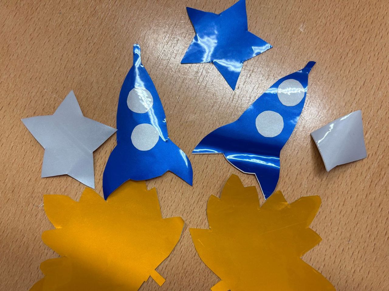 Двойной урок безопасности: Юные инспекторы изготовили и раздали световозвращатели пешеходам Двойной урок безопасности: Юные инспекторы изготовили и раздали световозвращатели пешеходам