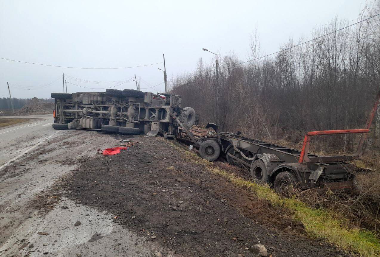 Лесовоз опрокинулся на дороге в Кировской области Лесовоз опрокинулся на дороге в Кировской области