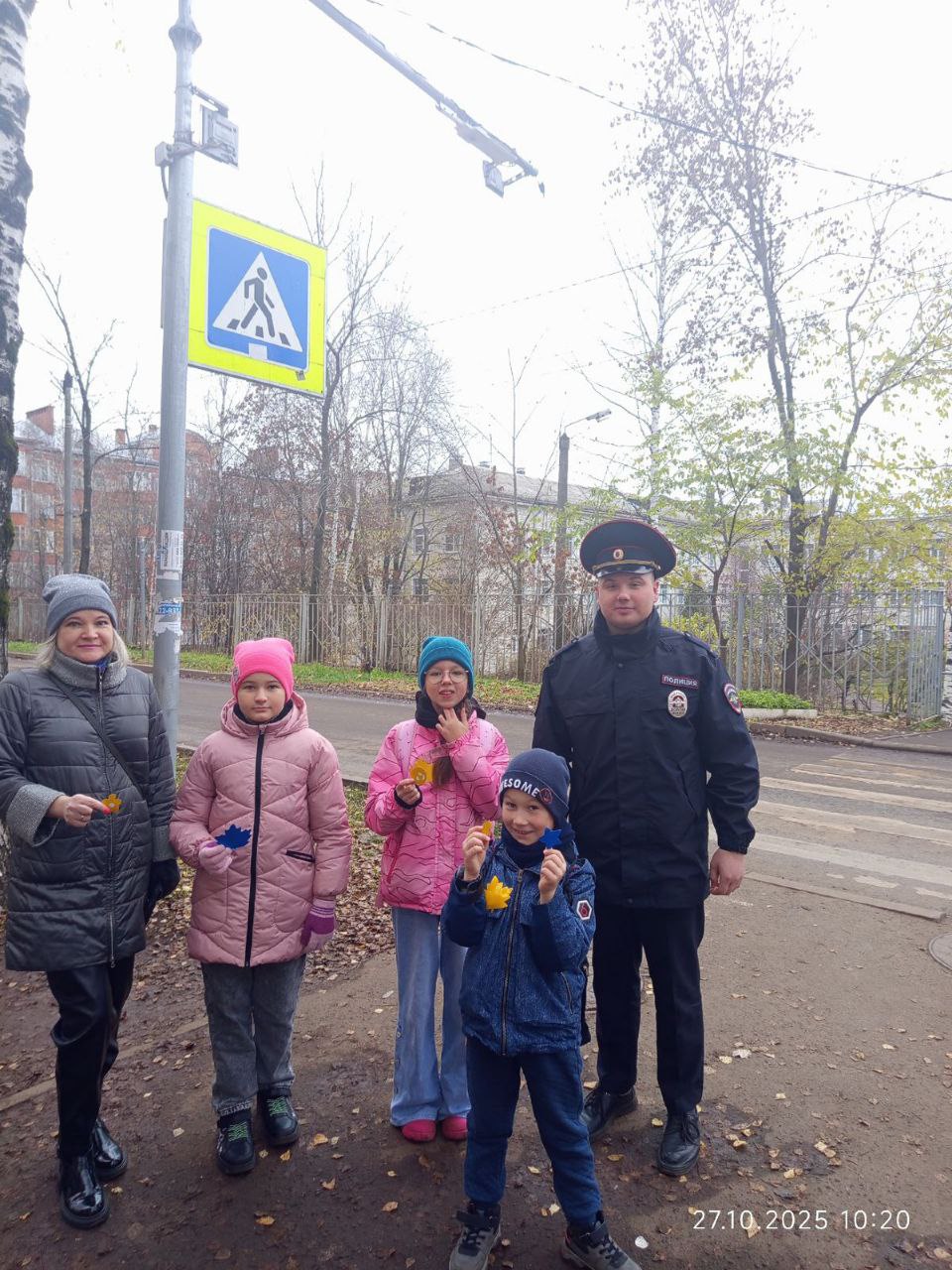 Двойной урок безопасности: Юные инспекторы изготовили и раздали световозвращатели пешеходам Двойной урок безопасности: Юные инспекторы изготовили и раздали световозвращатели пешеходам