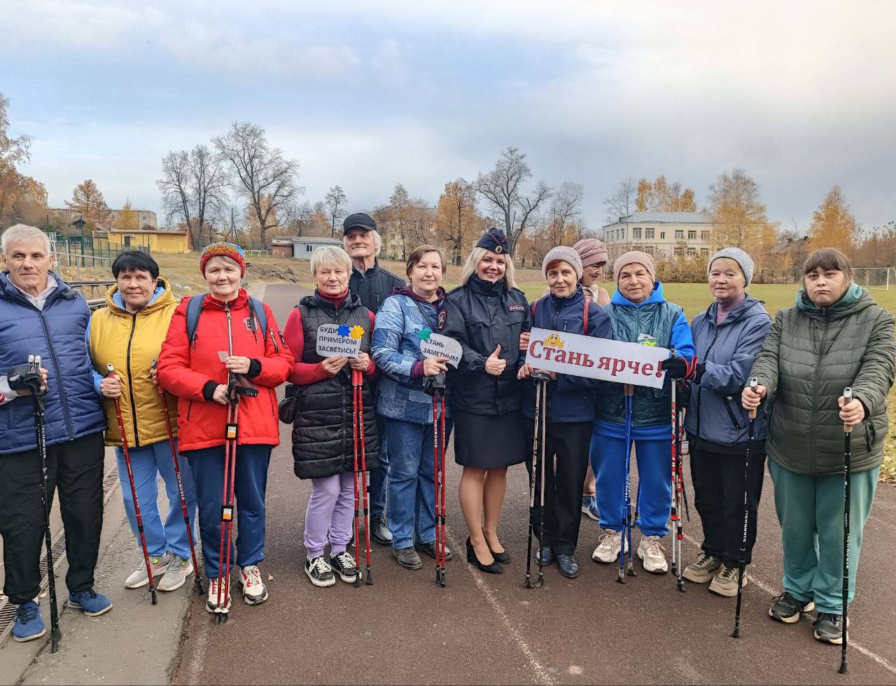 Кировские автоинспекторы оснастили одежду любителей скандинавской ходьбы яркими аксессуарами Кировские автоинспекторы оснастили одежду любителей скандинавской ходьбы яркими аксессуарами