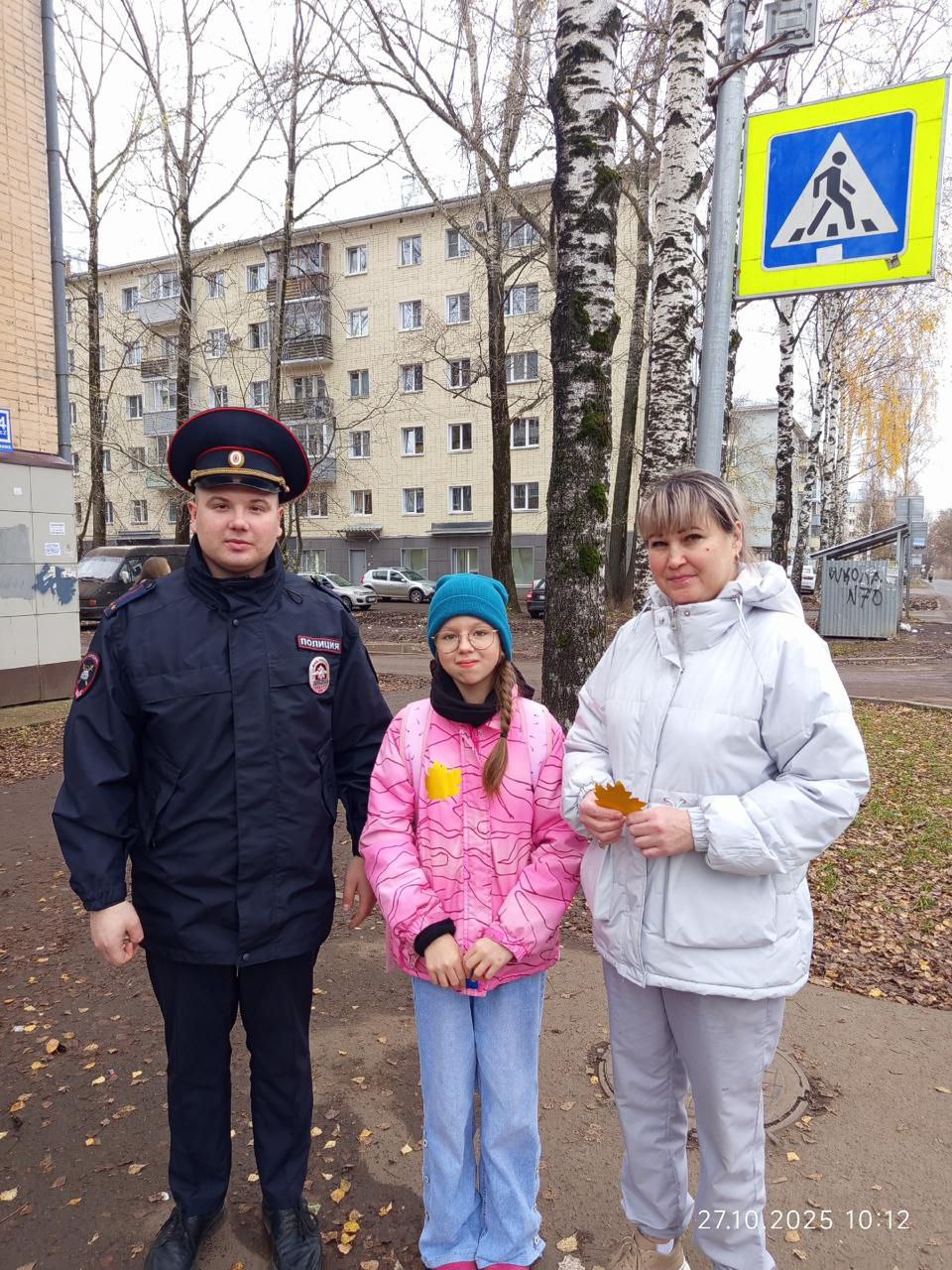 Двойной урок безопасности: Юные инспекторы изготовили и раздали световозвращатели пешеходам Двойной урок безопасности: Юные инспекторы изготовили и раздали световозвращатели пешеходам