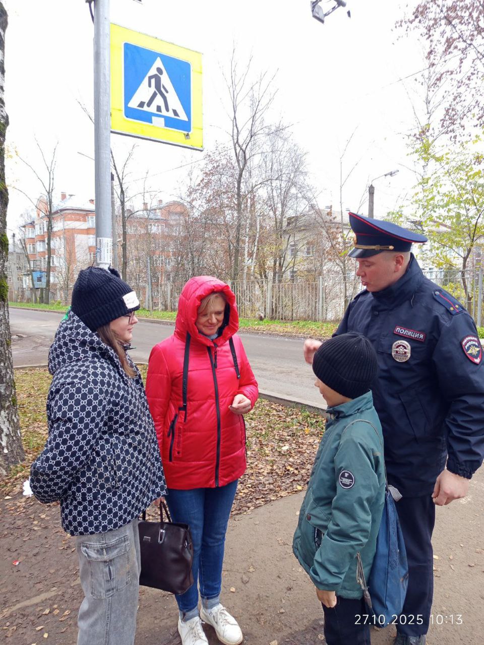 Двойной урок безопасности: Юные инспекторы изготовили и раздали световозвращатели пешеходам Двойной урок безопасности: Юные инспекторы изготовили и раздали световозвращатели пешеходам