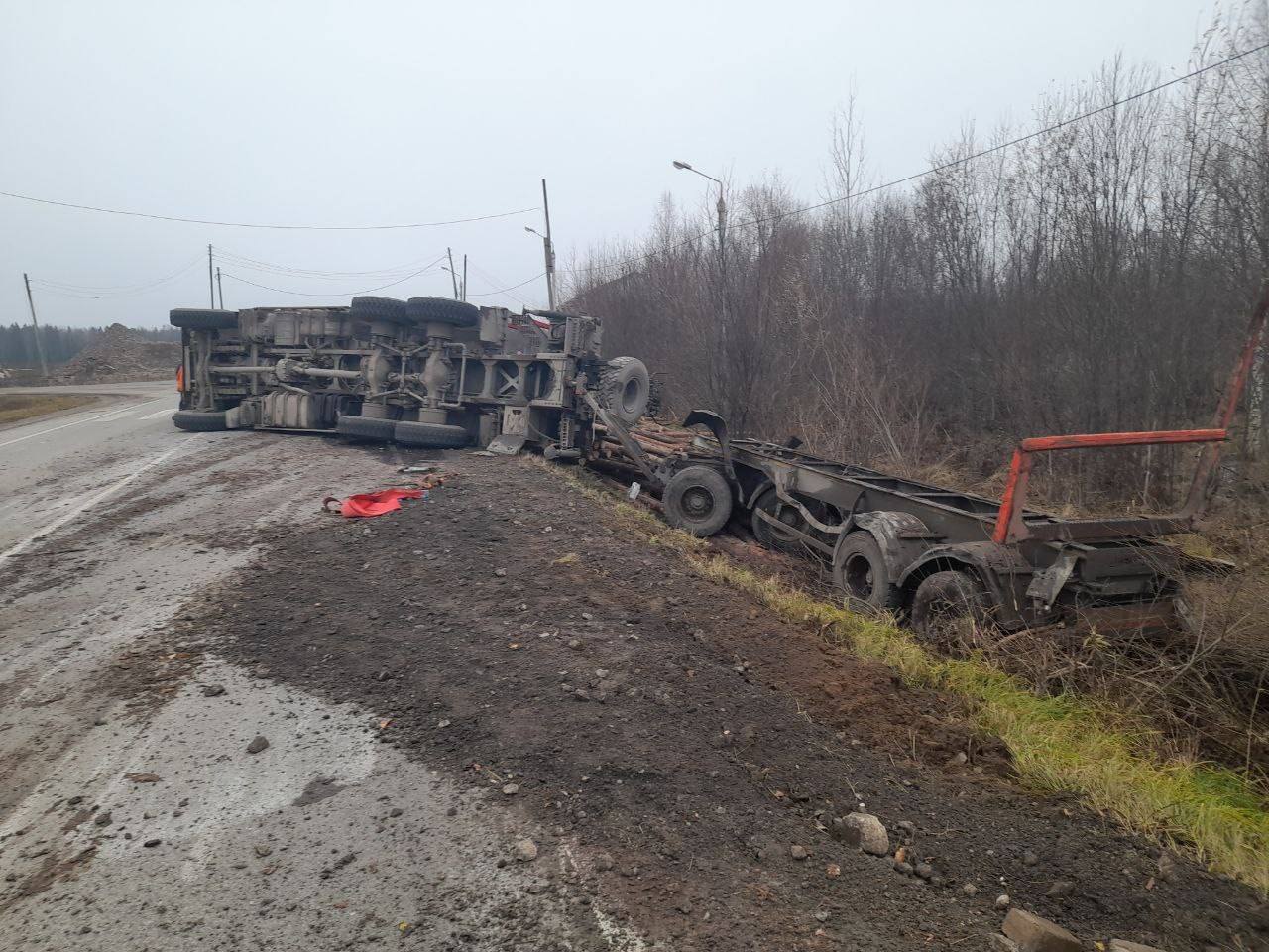 В Мурашинском районе перевернулся лесовоз В Мурашинском районе перевернулся лесовоз