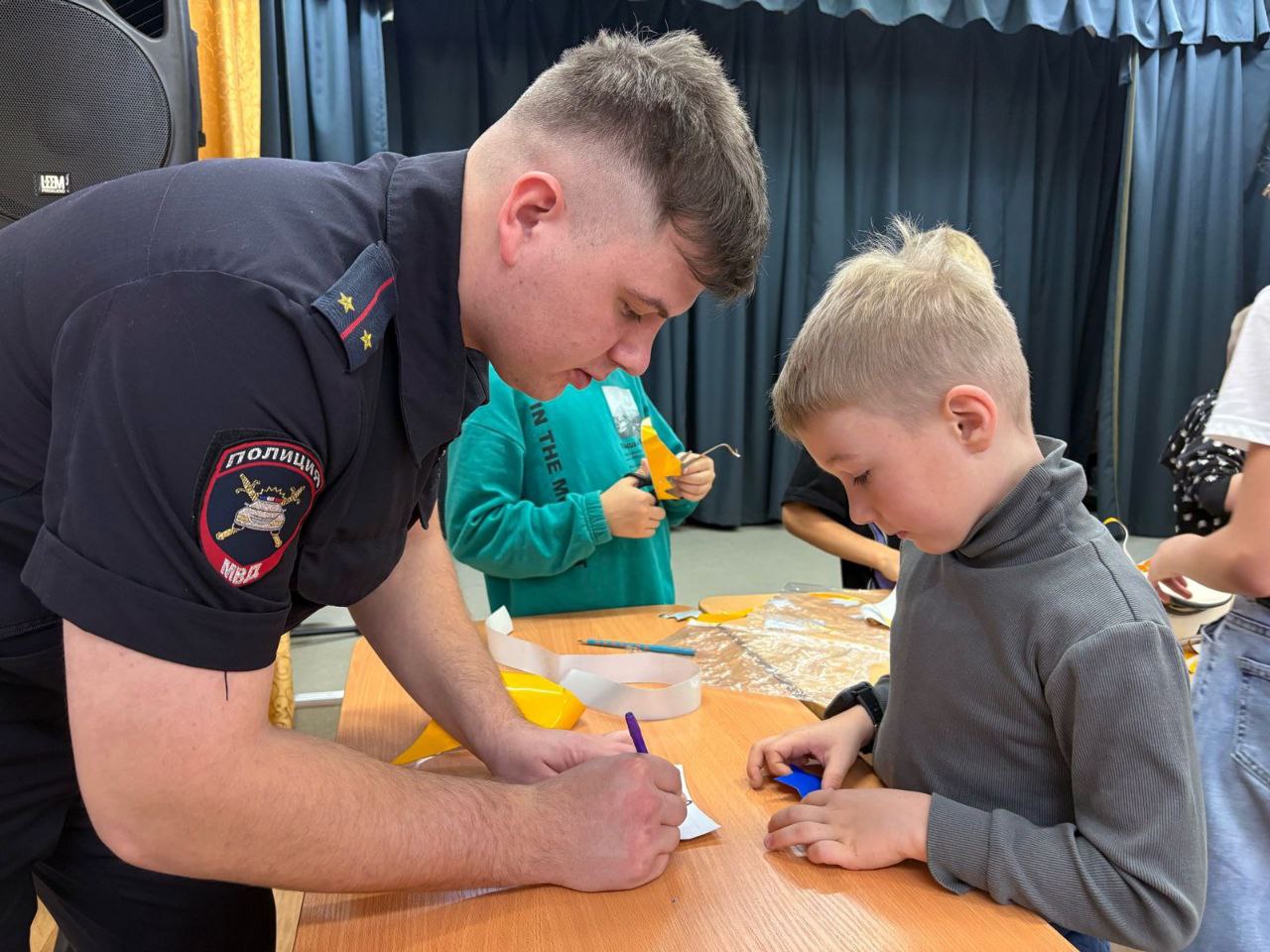 Двойной урок безопасности: Юные инспекторы изготовили и раздали световозвращатели пешеходам Двойной урок безопасности: Юные инспекторы изготовили и раздали световозвращатели пешеходам