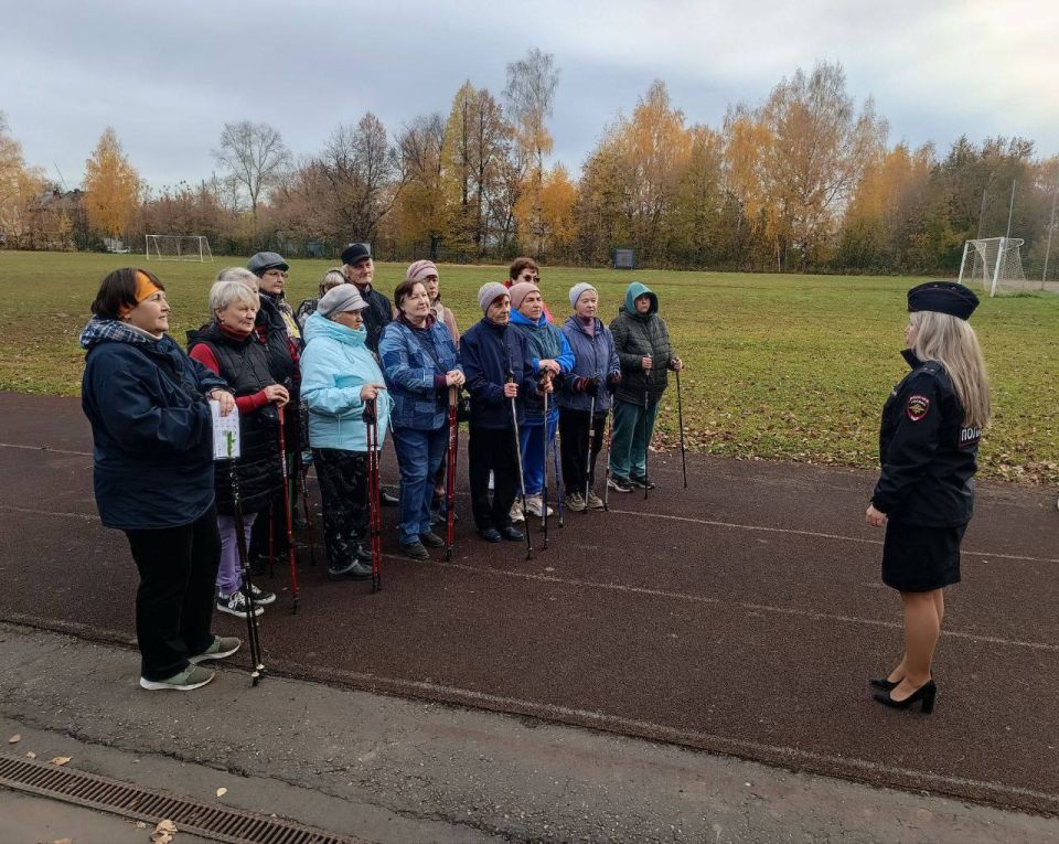 Кировские автоинспекторы оснастили одежду любителей скандинавской ходьбы яркими аксессуарами