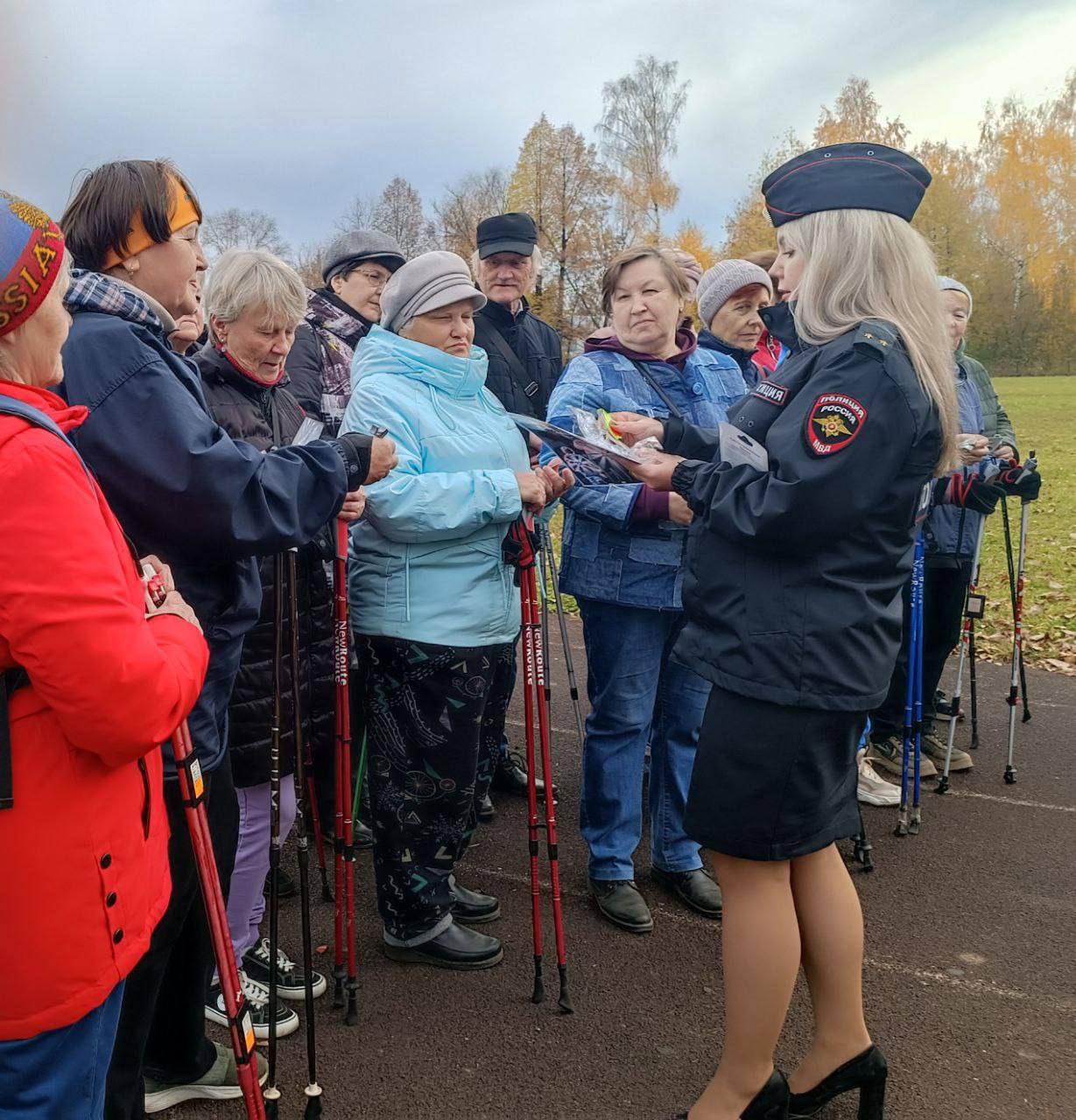 Кировские автоинспекторы оснастили одежду любителей скандинавской ходьбы яркими аксессуарами Кировские автоинспекторы оснастили одежду любителей скандинавской ходьбы яркими аксессуарами