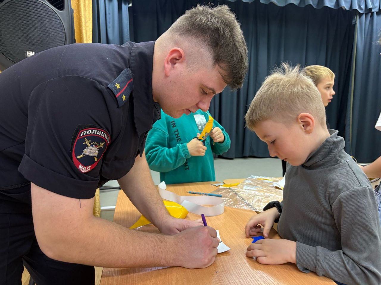 Двойной урок безопасности: Юные инспекторы изготовили и раздали световозвращатели пешеходам Двойной урок безопасности: Юные инспекторы изготовили и раздали световозвращатели пешеходам