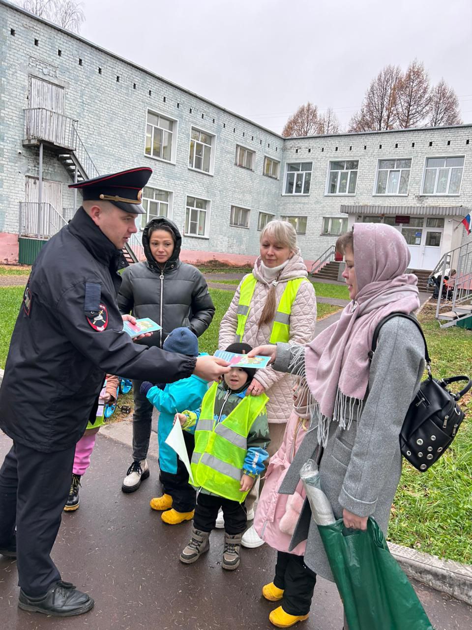 «Важен каждый пассажир: дошколята и сотрудники Госавтоинспекции напомнили родителям о детской безопасности в автомобиле» «Важен каждый пассажир: дошколята и сотрудники Госавтоинспекции напомнили родителям о детской безопасности в автомобиле»
