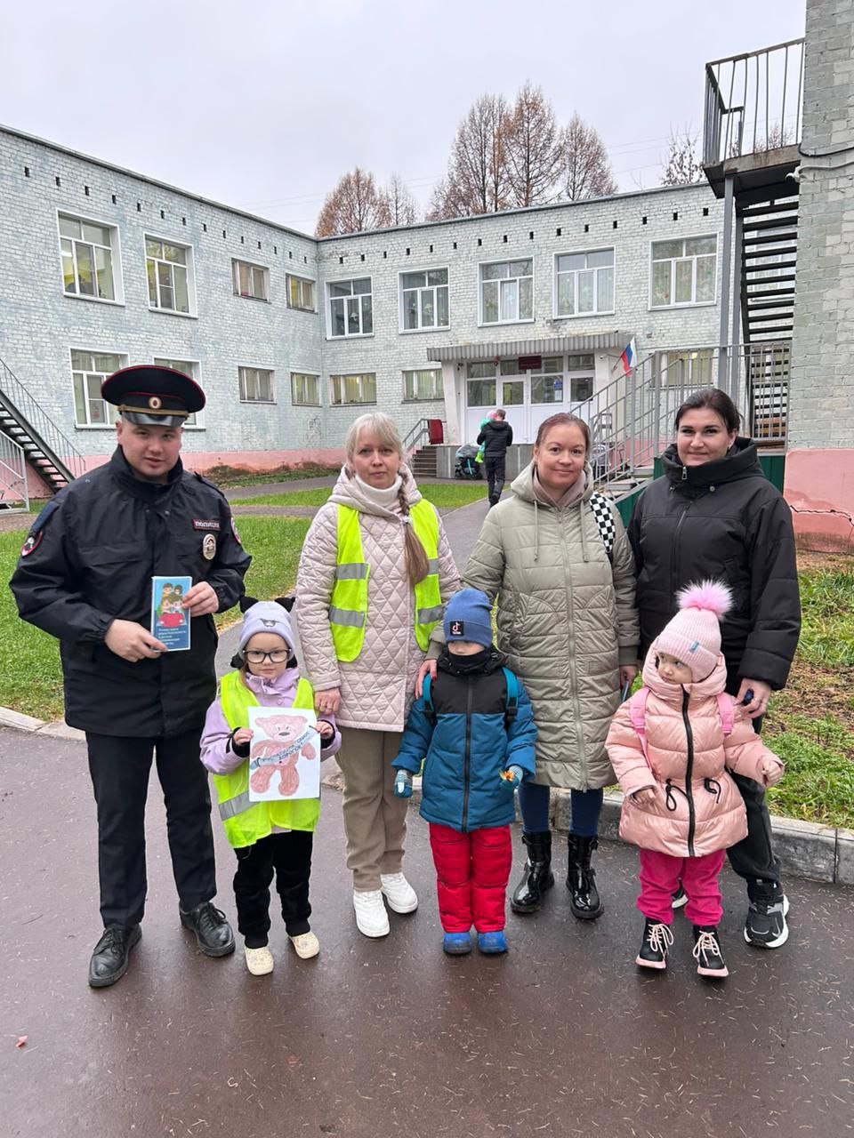 «Важен каждый пассажир: дошколята и сотрудники Госавтоинспекции напомнили родителям о детской безопасности в автомобиле»