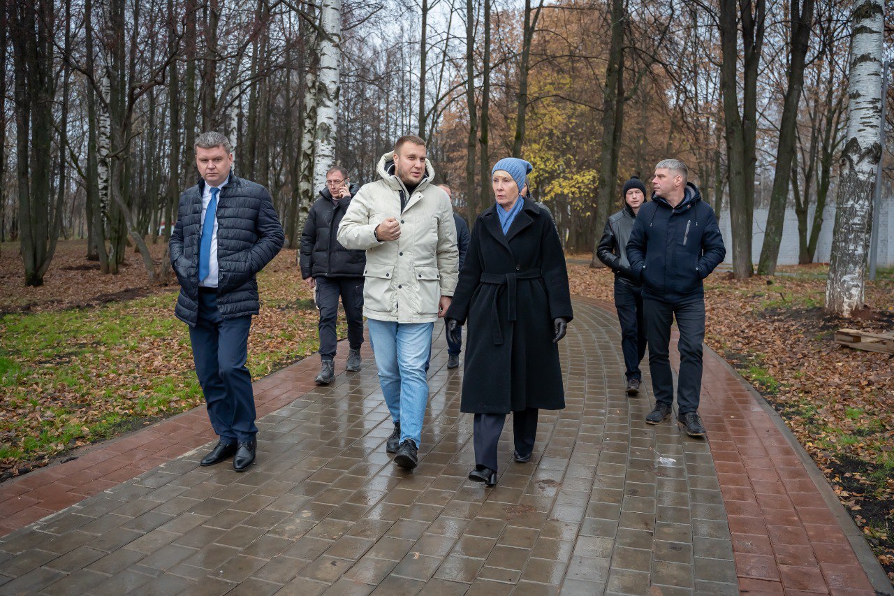 Елена Ковалева: Близится к завершению заключительный третий этап благоустройства парка им. Кирова. В рамках него здесь наконец-то появится современная, оборудованная по всем правилам площадка для выгула собак