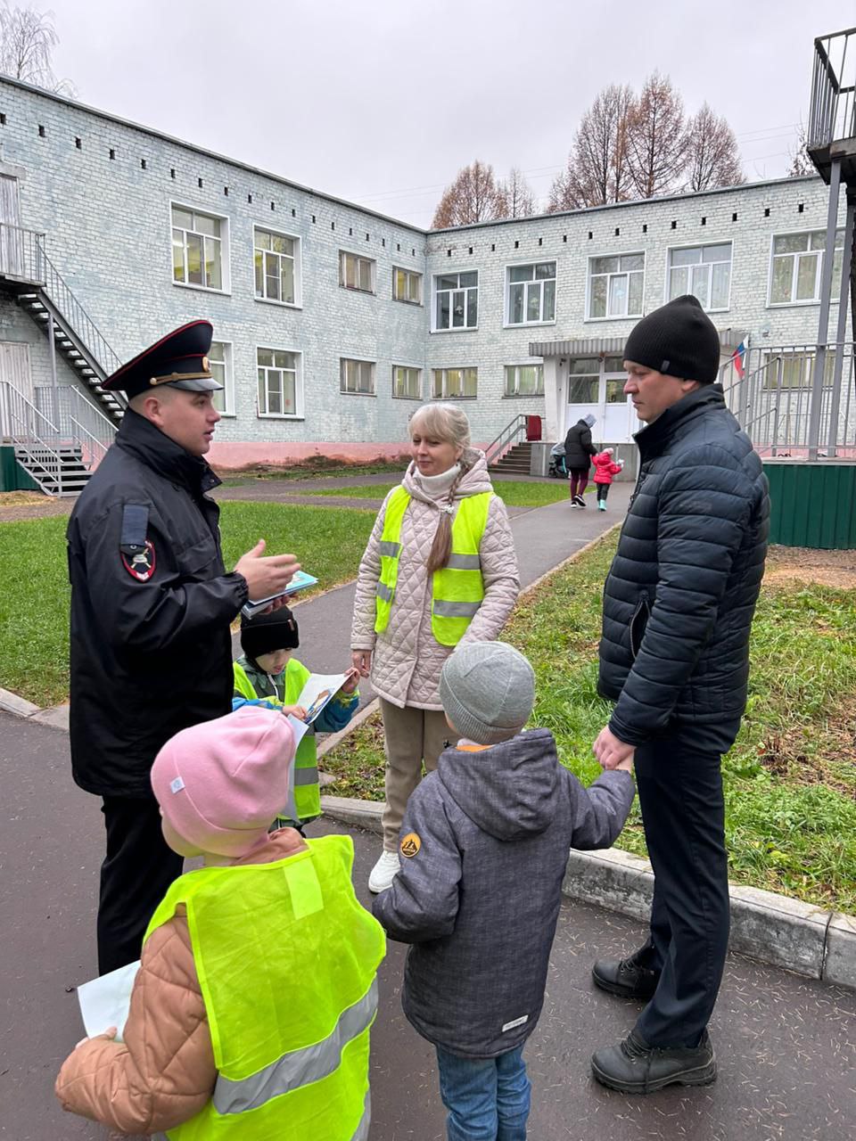 «Важен каждый пассажир: дошколята и сотрудники Госавтоинспекции напомнили родителям о детской безопасности в автомобиле» «Важен каждый пассажир: дошколята и сотрудники Госавтоинспекции напомнили родителям о детской безопасности в автомобиле»