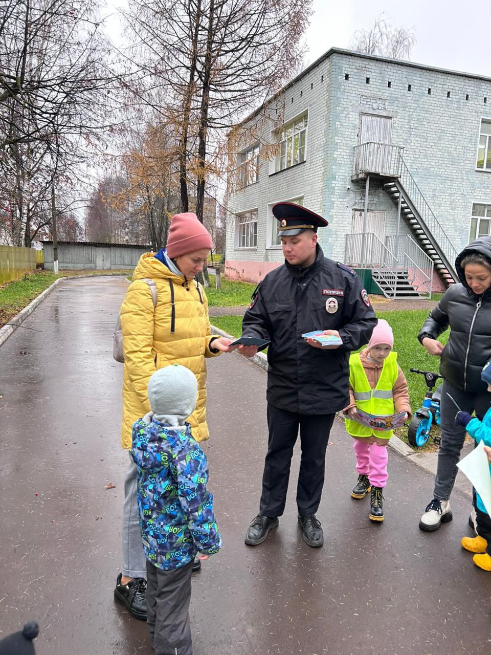 «Важен каждый пассажир: дошколята и сотрудники Госавтоинспекции напомнили родителям о детской безопасности в автомобиле» «Важен каждый пассажир: дошколята и сотрудники Госавтоинспекции напомнили родителям о детской безопасности в автомобиле»