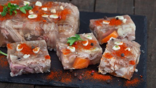 Бабушкина хитрость: зачем на самом деле кладут шелуху от лука в холодец