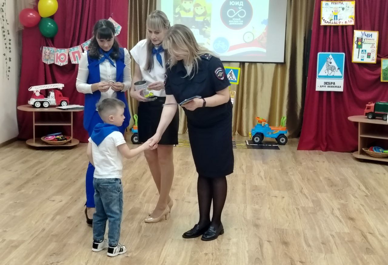 В день рождения «Зебры» юные кировчане стали юными инспекторами движения В день рождения «Зебры» юные кировчане стали юными инспекторами движения