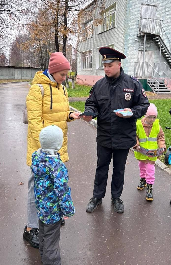 Автоинспекторы напомнили дошкольникам и их родителям о безопасности в автомобиле Автоинспекторы напомнили дошкольникам и их родителям о безопасности в автомобиле