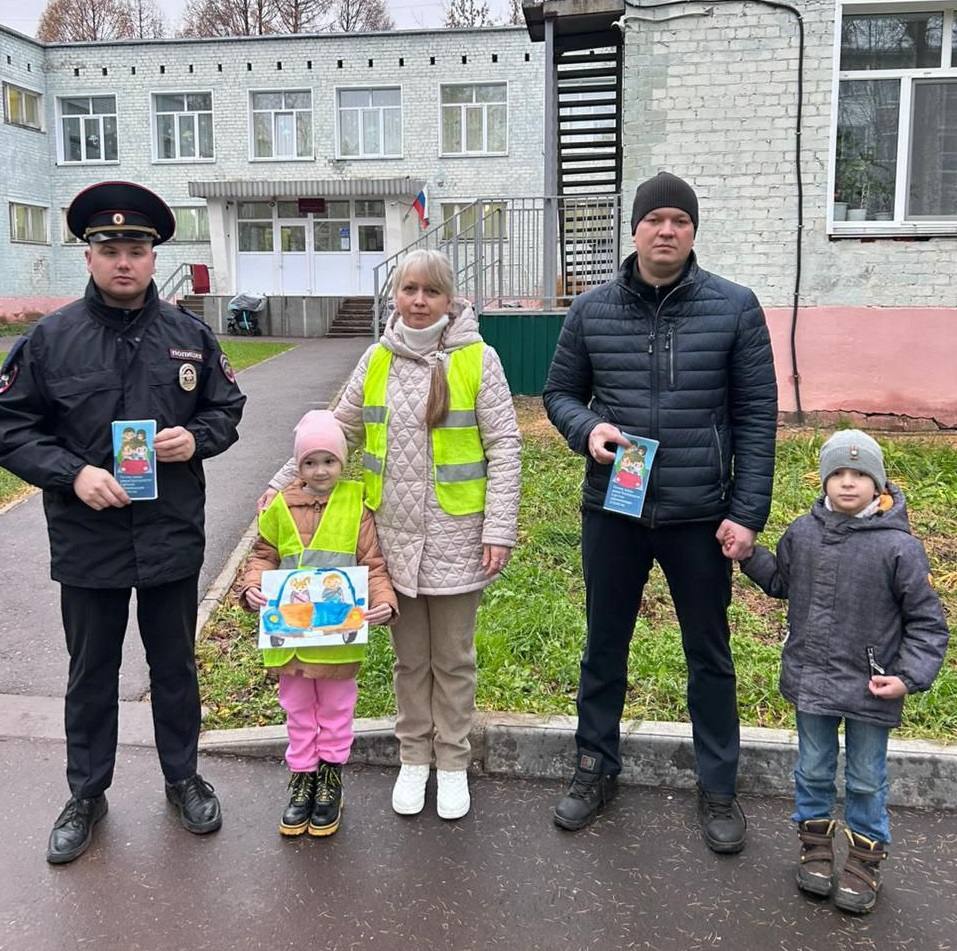 Автоинспекторы напомнили дошкольникам и их родителям о безопасности в автомобиле Автоинспекторы напомнили дошкольникам и их родителям о безопасности в автомобиле