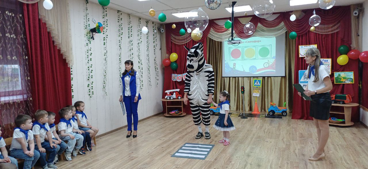 В день рождения «Зебры» юные кировчане стали юными инспекторами движения В день рождения «Зебры» юные кировчане стали юными инспекторами движения