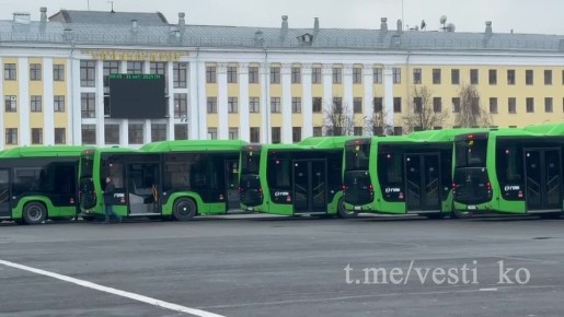 Сегодня в Кирове торжественно передали партию новых автобусов городскому АТП