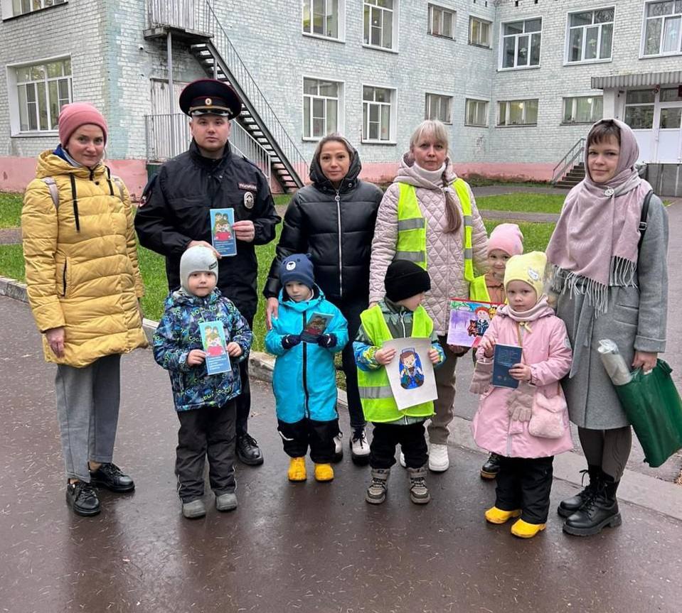 Автоинспекторы напомнили дошкольникам и их родителям о безопасности в автомобиле Автоинспекторы напомнили дошкольникам и их родителям о безопасности в автомобиле