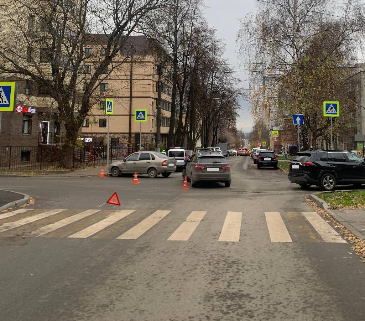 В Кирове при столкновении двух автомобилей «Лада» пострадал ребёнок