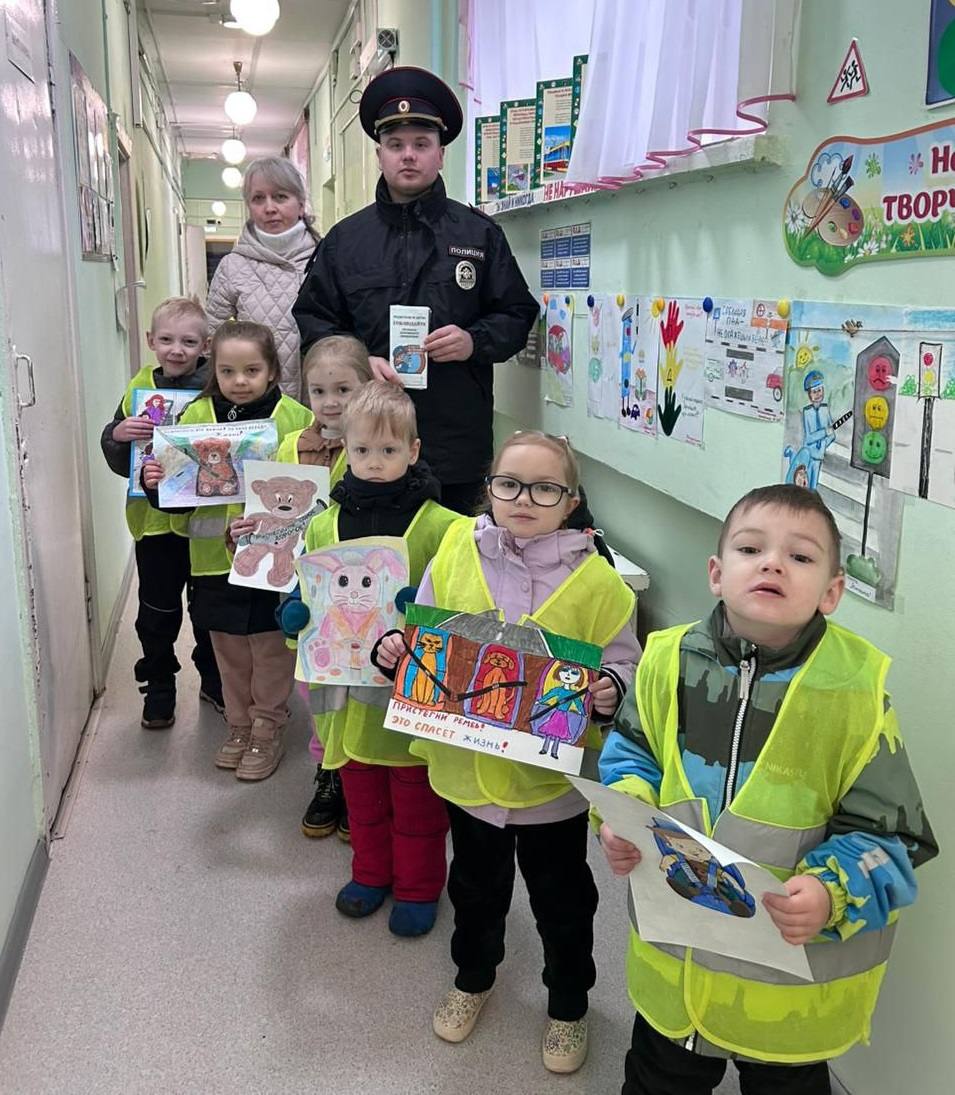 Автоинспекторы напомнили дошкольникам и их родителям о безопасности в автомобиле