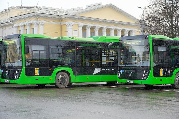 Новые автобусы вышли сегодня на городские маршруты Новые автобусы вышли сегодня на городские маршруты