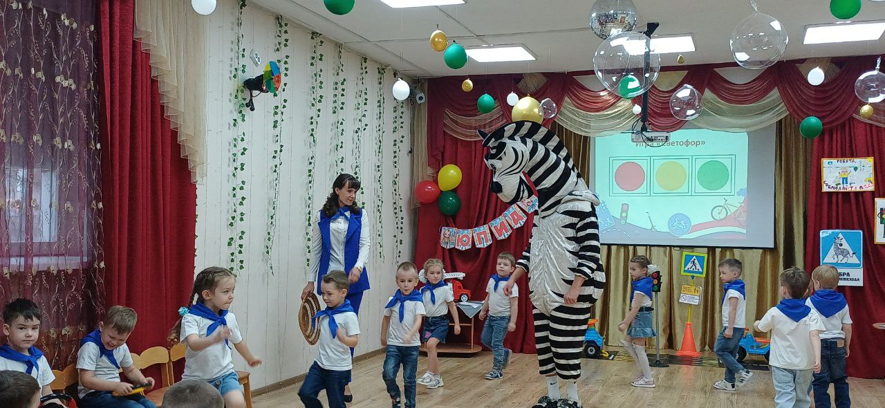 В день рождения «Зебры» юные кировчане стали юными инспекторами движения В день рождения «Зебры» юные кировчане стали юными инспекторами движения