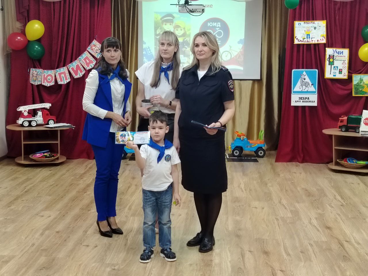 В день рождения «Зебры» юные кировчане стали юными инспекторами движения В день рождения «Зебры» юные кировчане стали юными инспекторами движения