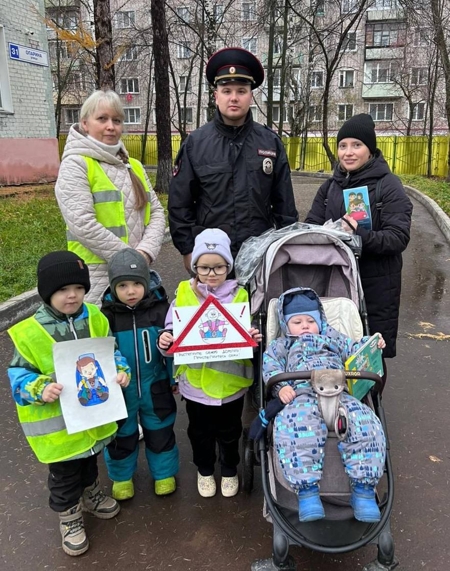 Автоинспекторы напомнили дошкольникам и их родителям о безопасности в автомобиле Автоинспекторы напомнили дошкольникам и их родителям о безопасности в автомобиле