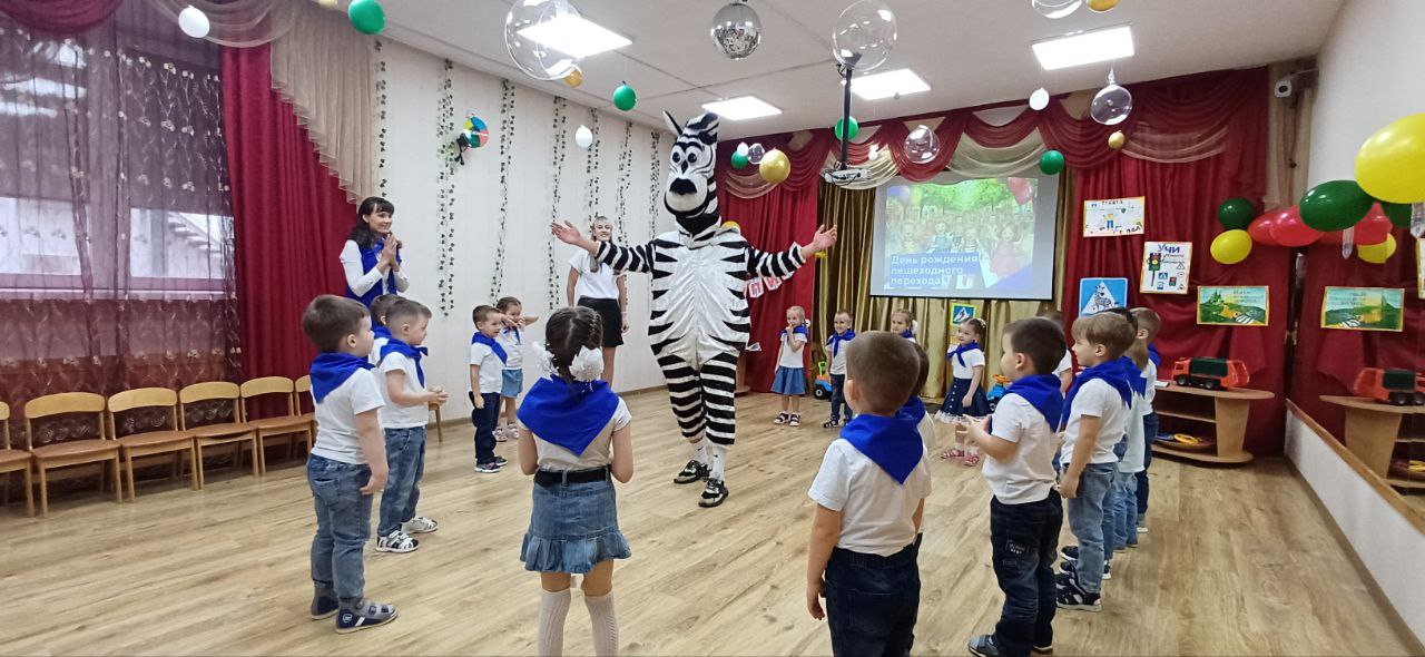 В день рождения «Зебры» юные кировчане стали юными инспекторами движения В день рождения «Зебры» юные кировчане стали юными инспекторами движения