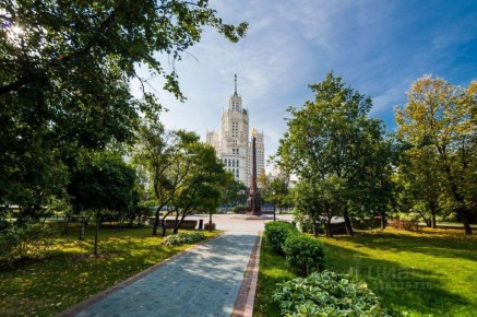 Часть высотки на Котельнической набережной в Москве продают за 750 млн рублей, выяснил ТАСС с аналитиками рынка недвижимости