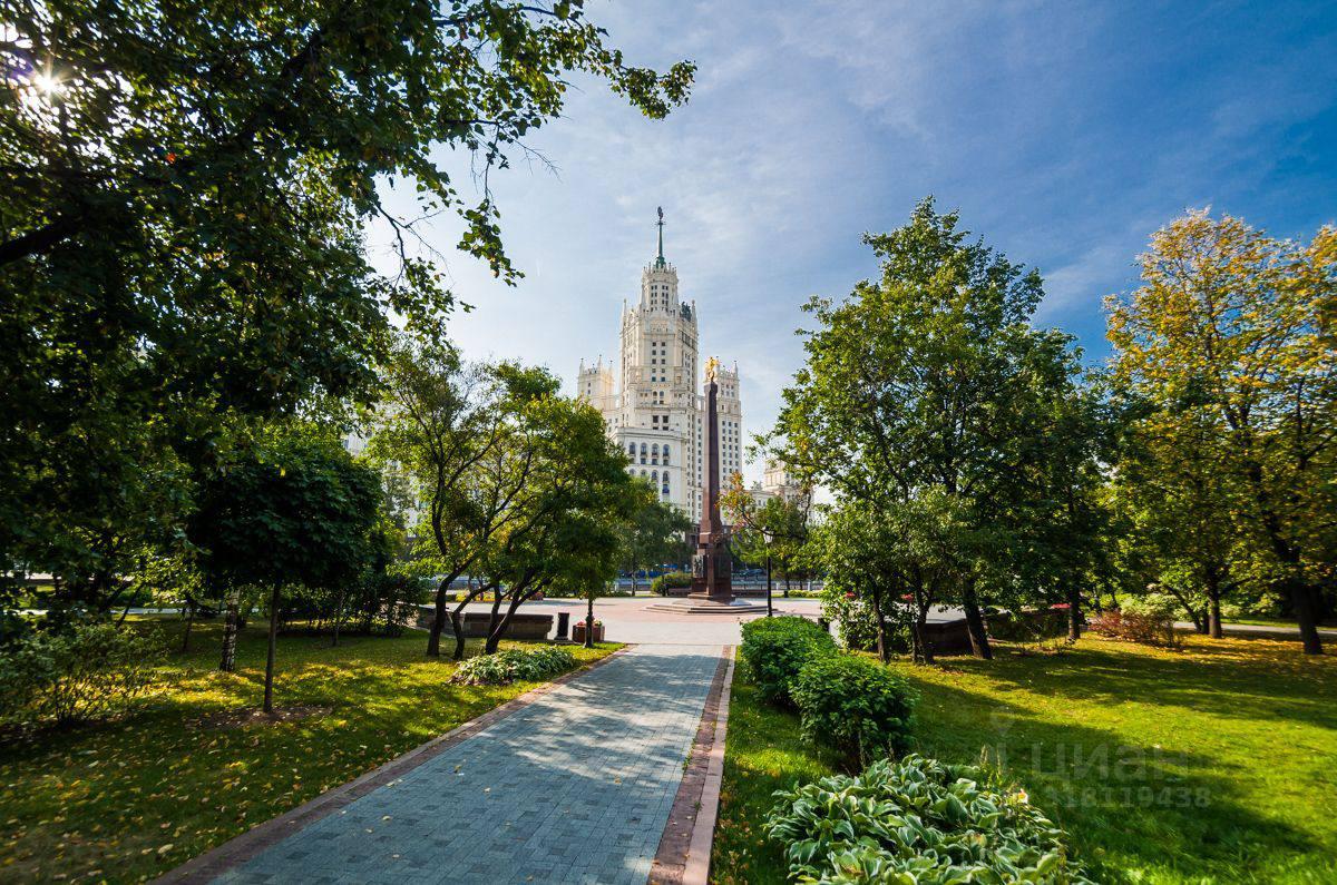 Часть высотки на Котельнической набережной в Москве продают за 750 млн рублей, выяснил ТАСС с аналитиками рынка недвижимости