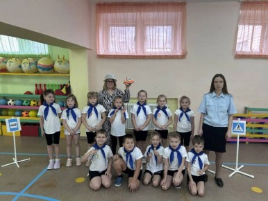 В День рождения Зебры юные помощники инспекторов движения МКОУ №124 в увлекательной форме повторили правила поведения на дороге